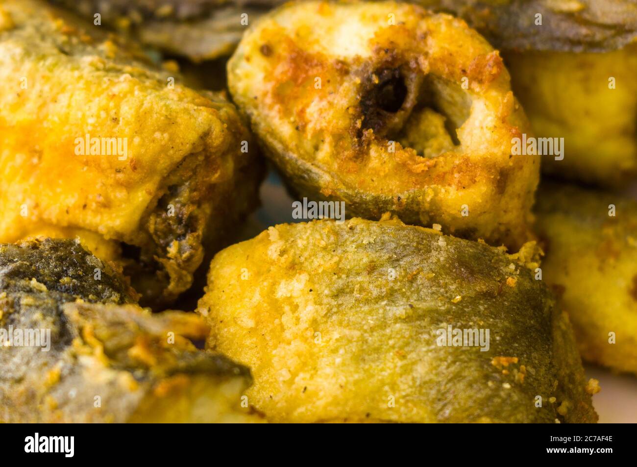 Morceaux de poisson navaga en pâte, frits dans l'huile dans une casserole. Banque D'Images