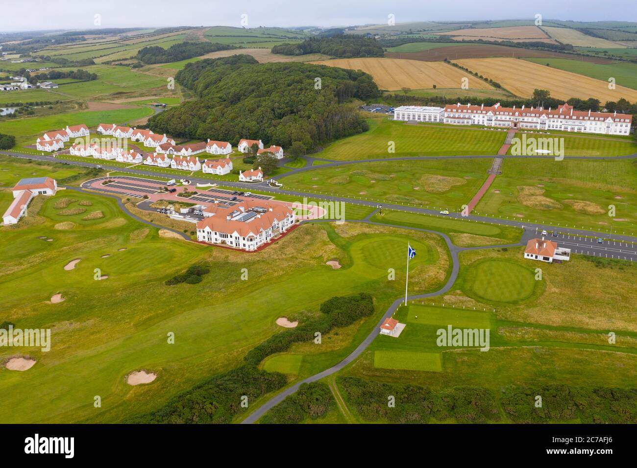 Turnberry, Écosse, Royaume-Uni. 15 juillet 2020. Vue aérienne générale sur le Trump Turnberry Golf Club et l'hôtel sur la côte d'Ayrshire. Trump Turnberry prévoit d'agrandir le complexe en construisant des centaines de maisons privées de luxe, d'appartements et de villas de retraite et en transformant la région en un centre de golf exclusif pour les personnes en retraite. Iain Masterton/Alay Live News Banque D'Images