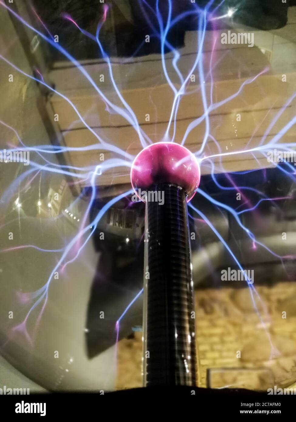 Décharge Corona dans la boule de plasma. Invention de Nikola Tesla Banque D'Images