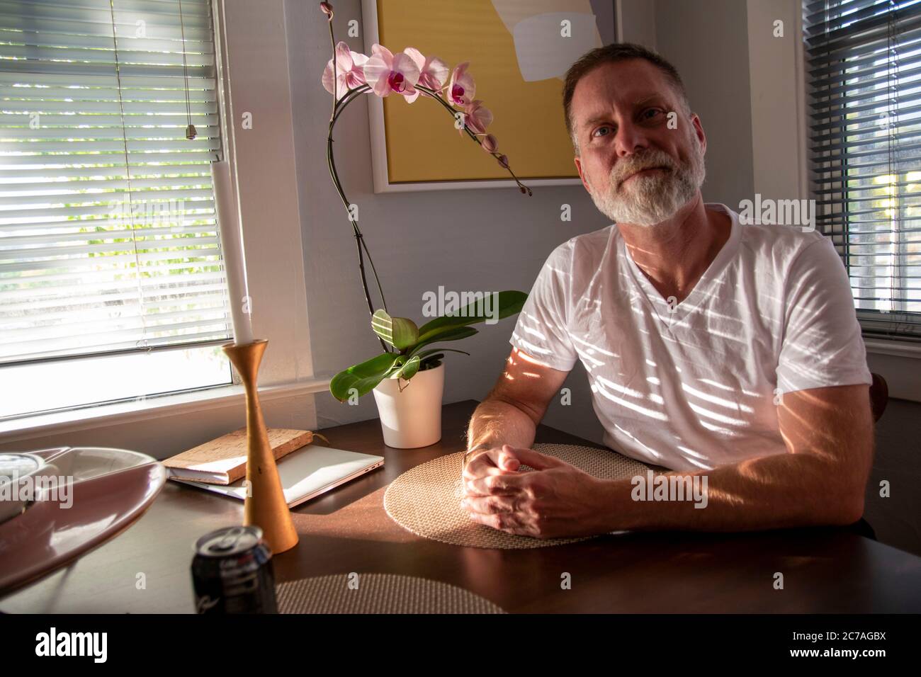 Cet homme pose pour une photo dans son nouvel appartement à Oakland, CA. Banque D'Images