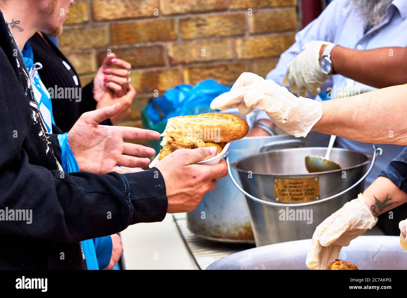 Nourriture servie dans la cuisine gratuite pour les sans-abri. Sikh Guru Nanak cuisine gratuite Banque D'Images