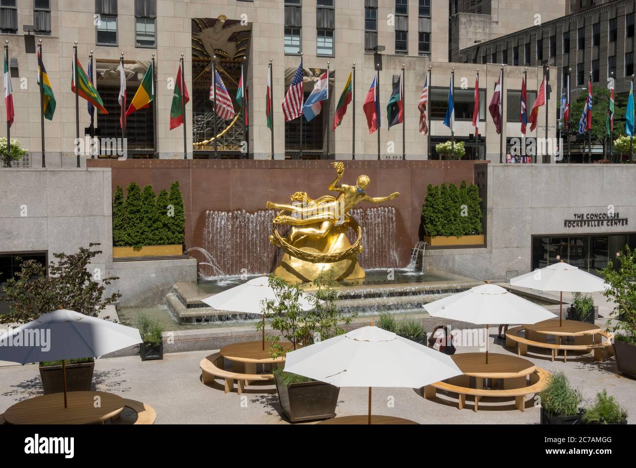 Prométhée au Rockefeller Center porte un masque facial en raison de la pandémie Covid-19, et la plaza a été réaménagé pour la distanciation sociale, NYC, USA Banque D'Images