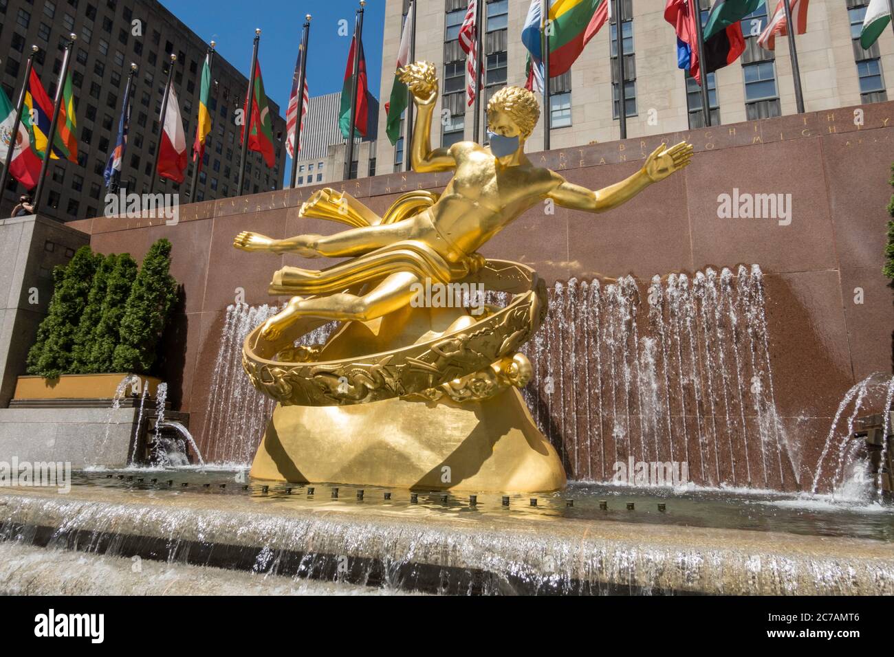 Prométhée au Rockefeller Center dispose d'un masque géant en raison de la pandémie du coronavirus, USA Banque D'Images