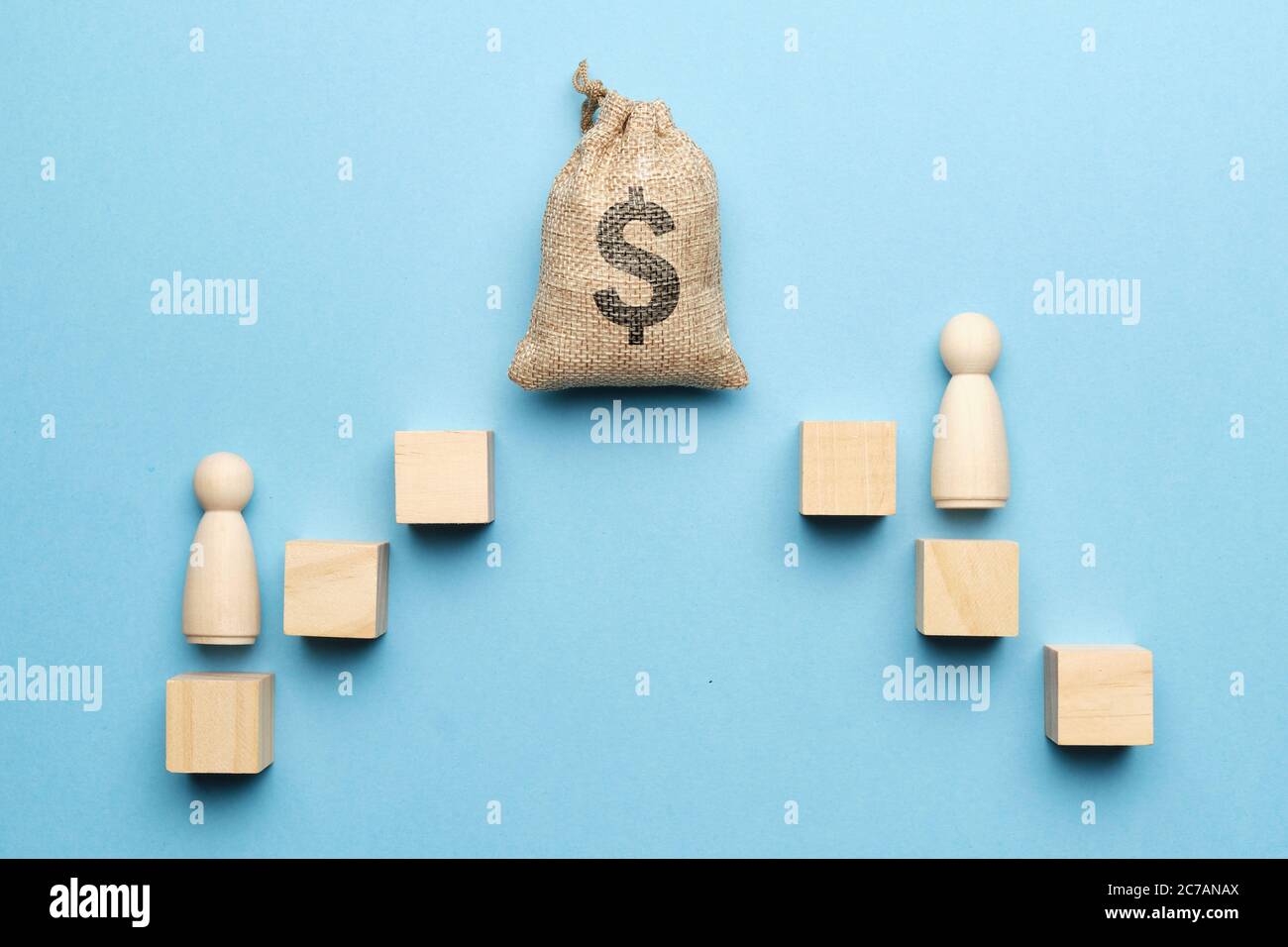 Le concept du culte de l'argent. Le sac avec l'image d'un dollar et un escalier abstrait avec des figures humaines Banque D'Images