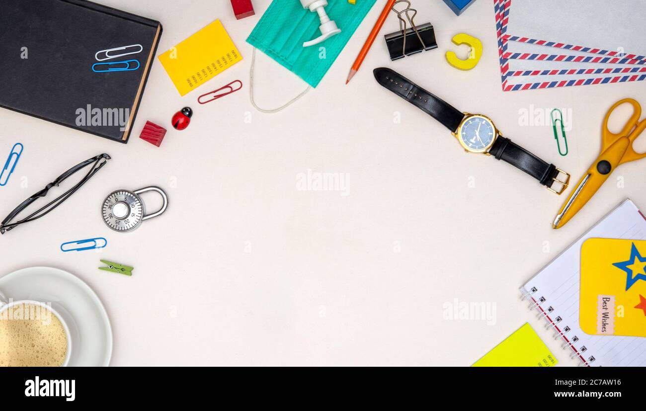 Situation de l'entreprise après la pandémie de Covid-19 avec articles de papeterie sur la table Banque D'Images