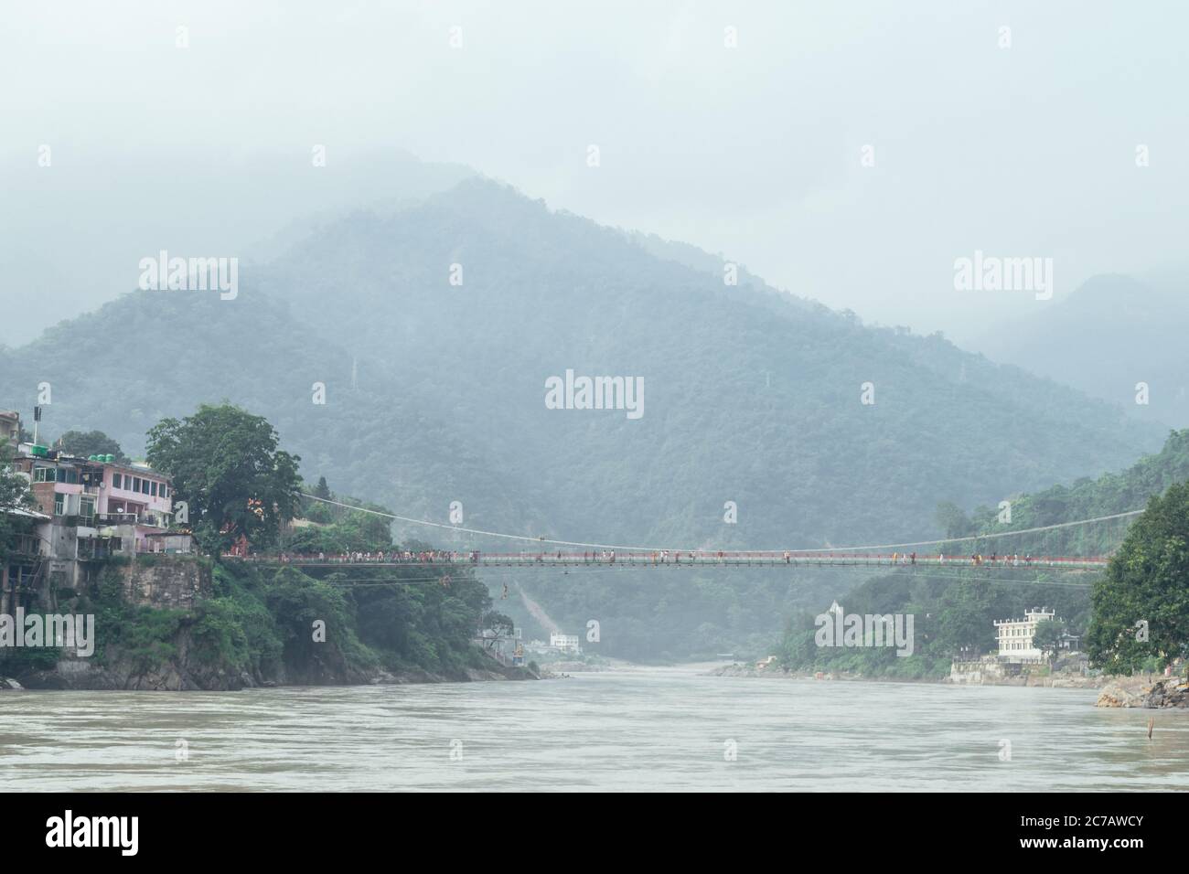 Une photo de la vallée de Rishikesh du pont en suspension de fer Lakshman Jhula traversant le Gange dans la ville sainte de Rishikesh, en Inde du Nord Banque D'Images
