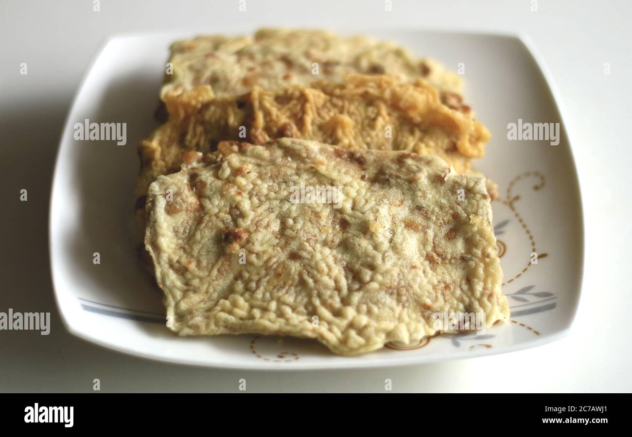 Keripik tempe ou tempeh traditionnel cips. En-cas indonésien populaire. Banque D'Images