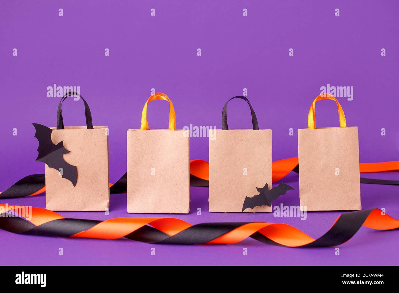 Maquette pour Halloween solde massage sur papier pour faire du shopping sur fond violet, octobre automne saison solde rabais concept, tr Banque D'Images