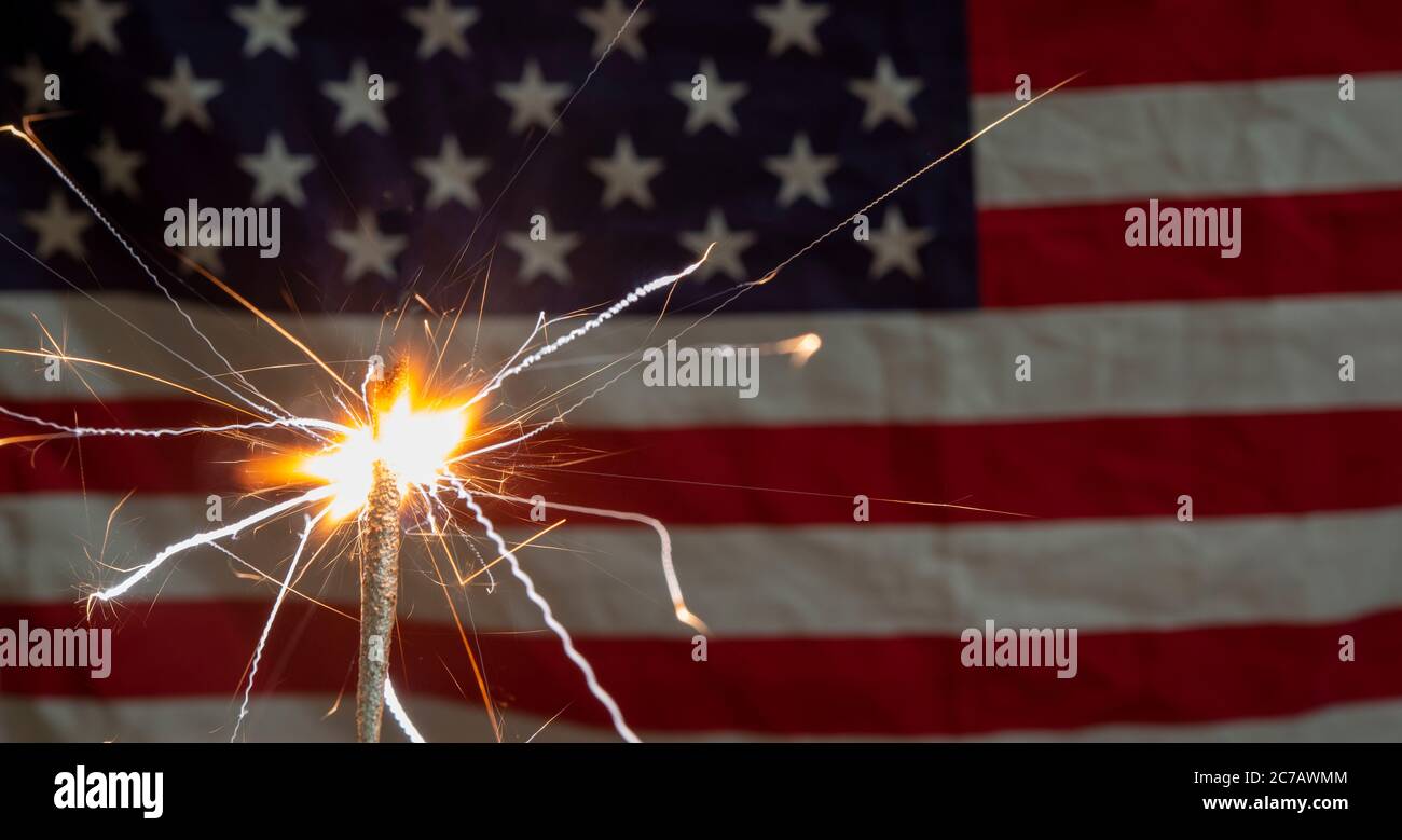 Illuminé en face du drapeau des États-Unis - modèle de jour de vétéran du 4 juillet Banque D'Images