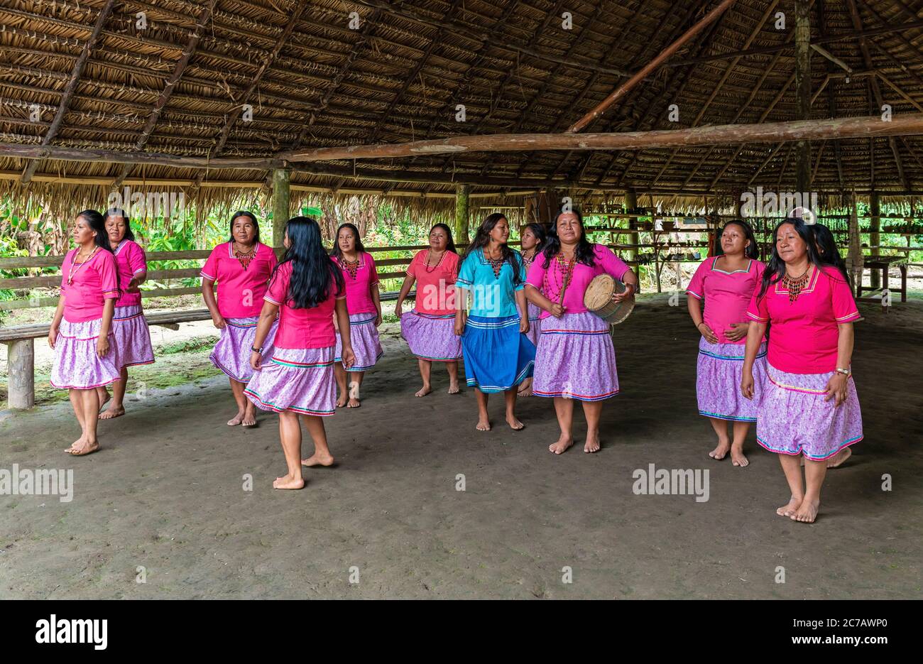 Des femmes indigènes Kichwa dansant avec des vêtements traditionnels lors d'une célébration dans la forêt amazonienne, le parc national Yasuni, en Équateur. Banque D'Images