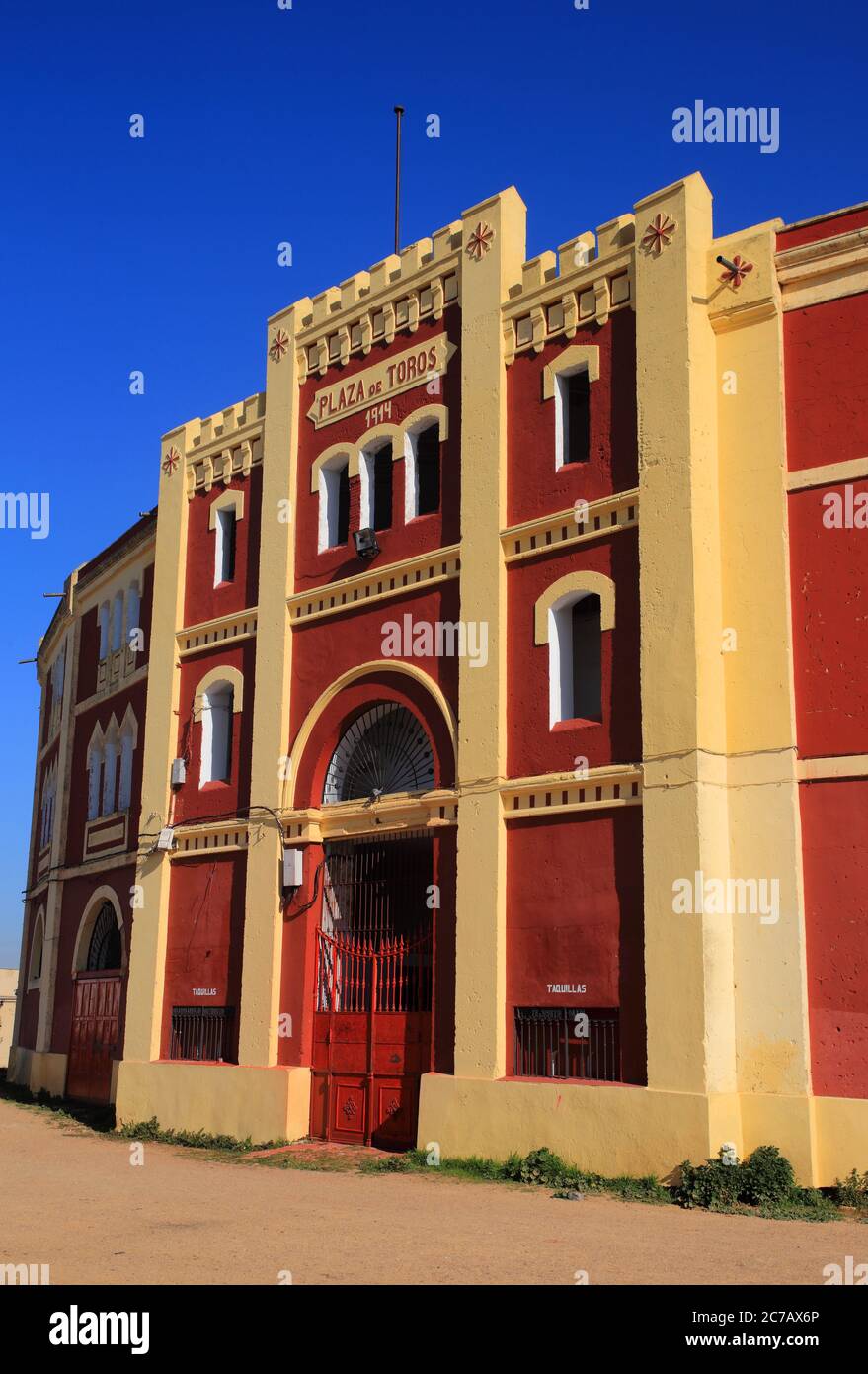 Merida, province de Badajoz, Extremadura, Espagne. Façade extérieure de l'arène historique. Conçu avec des détails architecturaux mauresques - arabesques. Banque D'Images