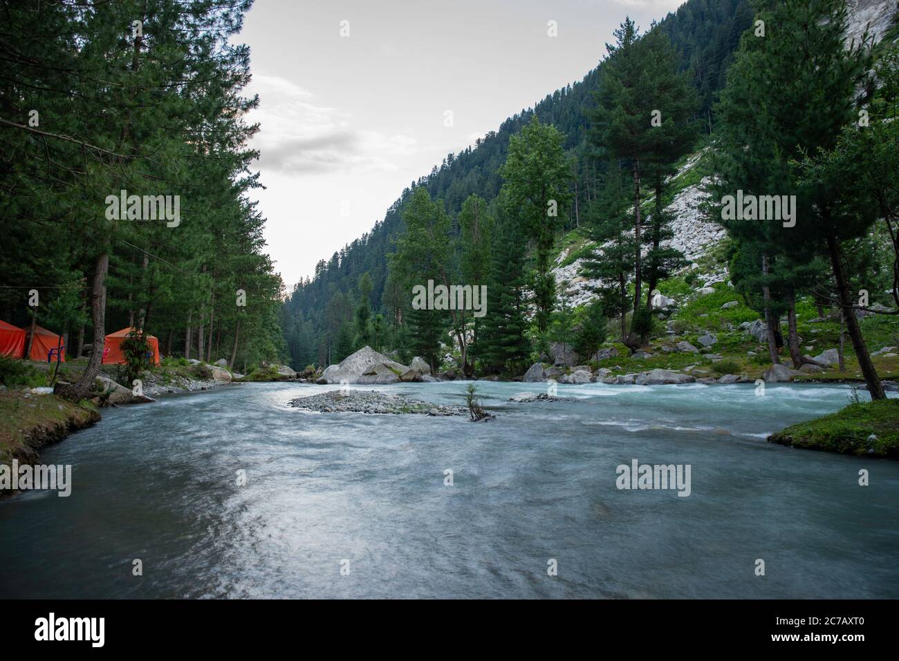 Photo d'hydrologie à l'intérieur de la vallée verte vue sur la nature avec espace pour la copie de votre texte Banque D'Images