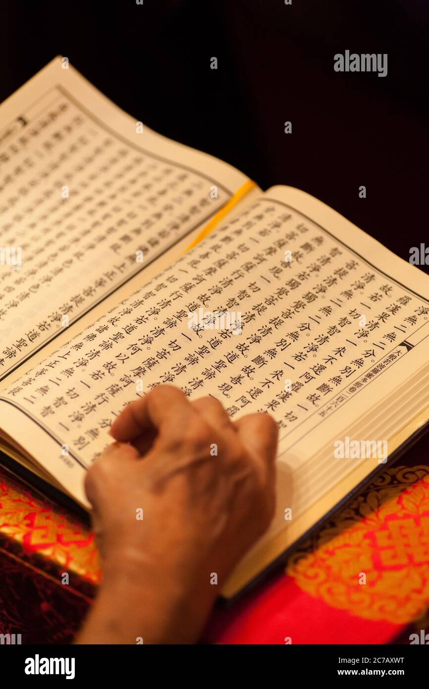 Image verticale gros plan d'un rituel du bouddhisme ou livre de mantra. Singapour Banque D'Images