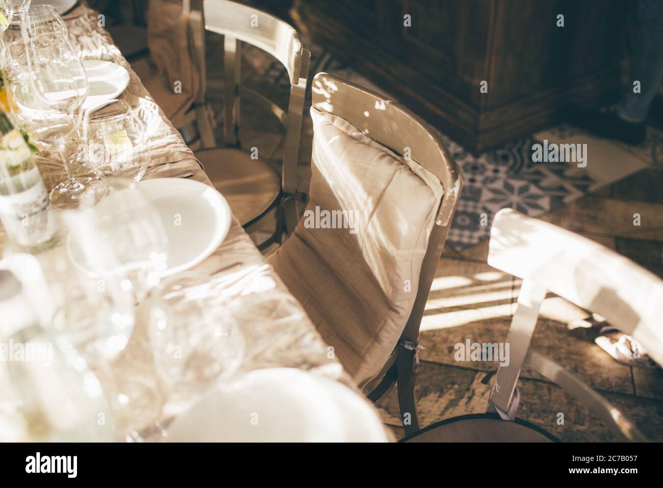 Mariage. Banquet. Les chaises et la table pour les clients, décorées de bougies, servis avec des couverts et de la vaisselle et couverts d'une nappe. La table Banque D'Images