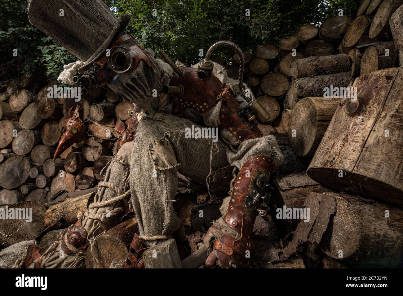 Un stalker cyborg futuriste. Photographie d'art dans le style steampunk. Banque D'Images