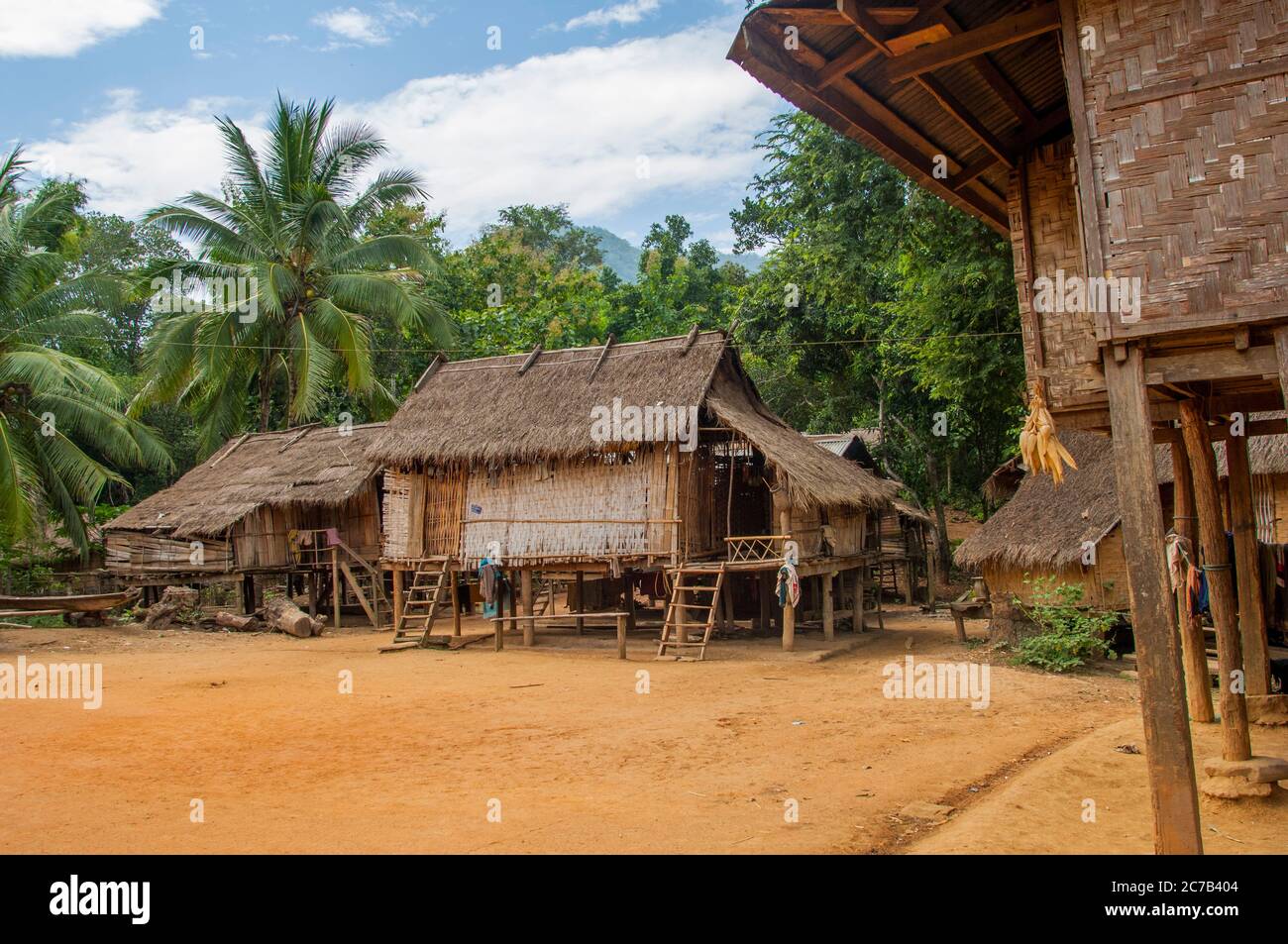 Maisons traditionnelles sur pilotis en bambou dans le village de Kham Mu, un village sur le Mékong près de Luang Prabang dans le centre du Laos. Banque D'Images