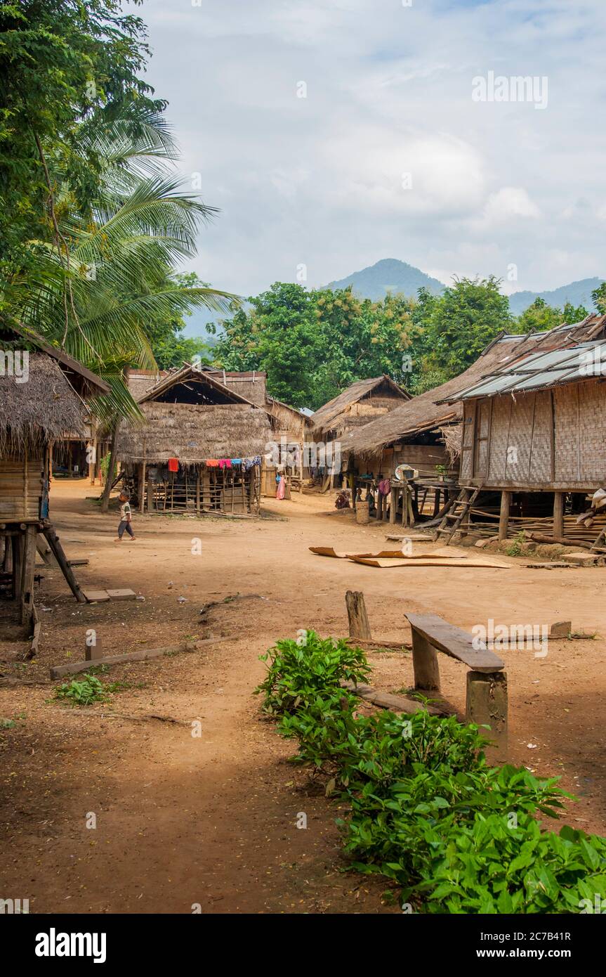 Maisons traditionnelles sur pilotis en bambou dans le village de Kham Mu, un village sur le Mékong près de Luang Prabang dans le centre du Laos. Banque D'Images