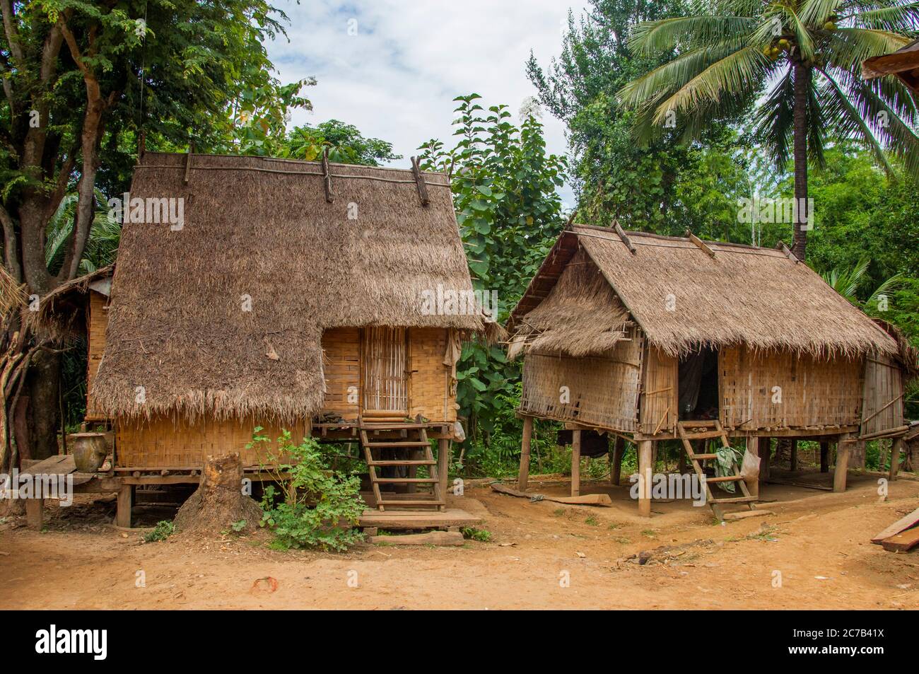 Maisons traditionnelles sur pilotis en bambou dans le village de Kham Mu, un village sur le Mékong près de Luang Prabang dans le centre du Laos. Banque D'Images