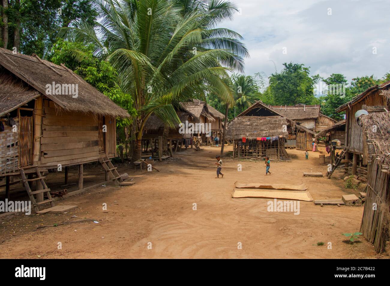 Maisons traditionnelles sur pilotis en bambou dans le village de Kham Mu, un village sur le Mékong près de Luang Prabang dans le centre du Laos. Banque D'Images