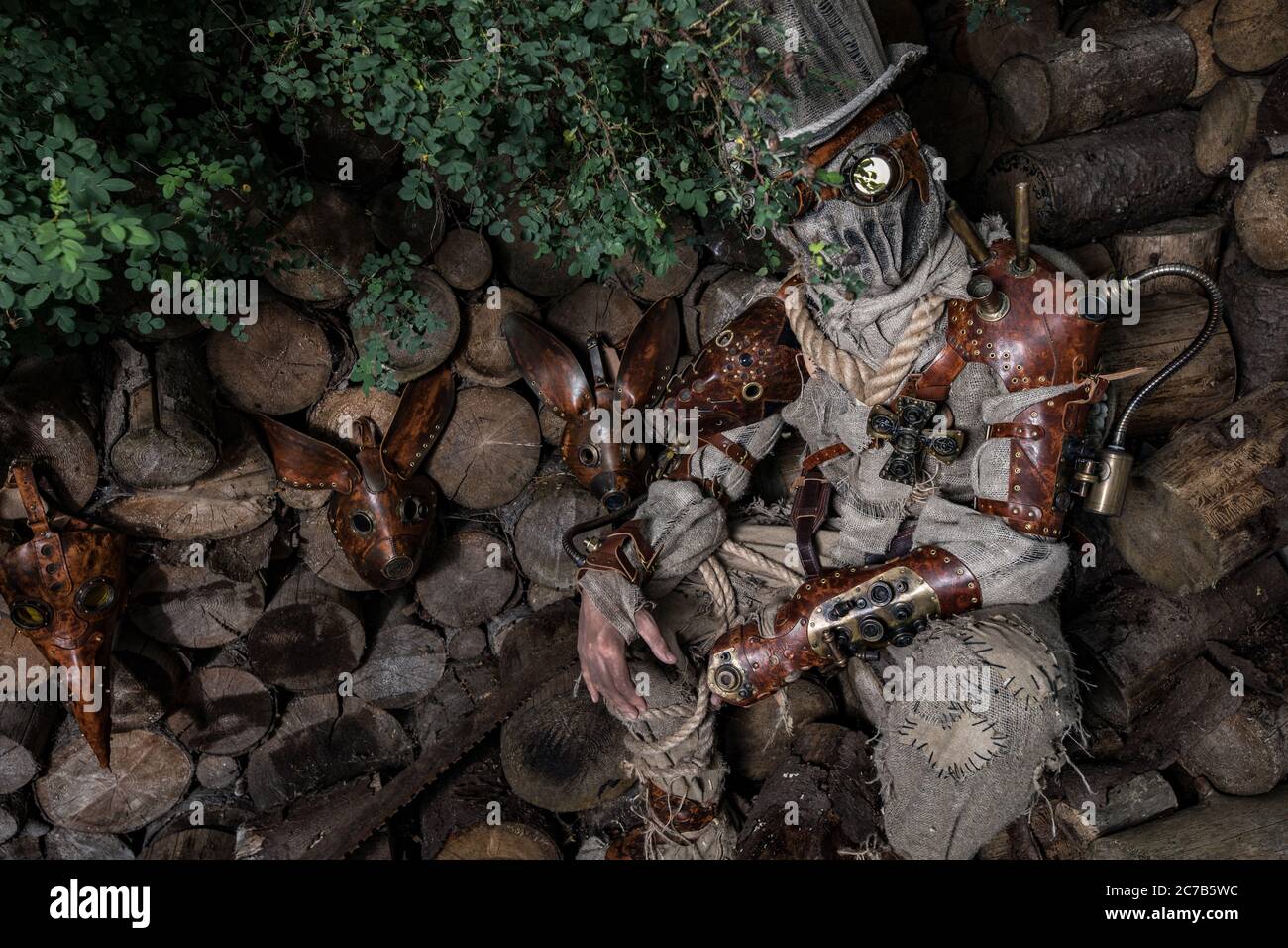 Un stalker cyborg futuriste. Photographie d'art dans le style steampunk. Banque D'Images