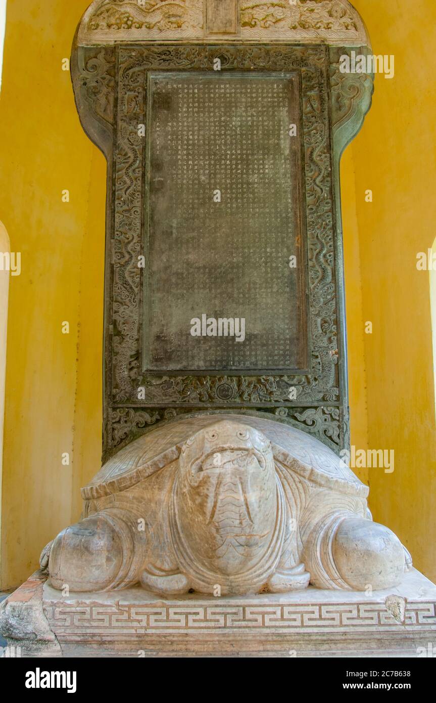 Une tortue avec une stèle de pierre à la Pagode de sept étages de la Dame céleste (Thien Mu) (site classé au patrimoine mondial de l'UNESCO) est un temple historique de la ville Banque D'Images