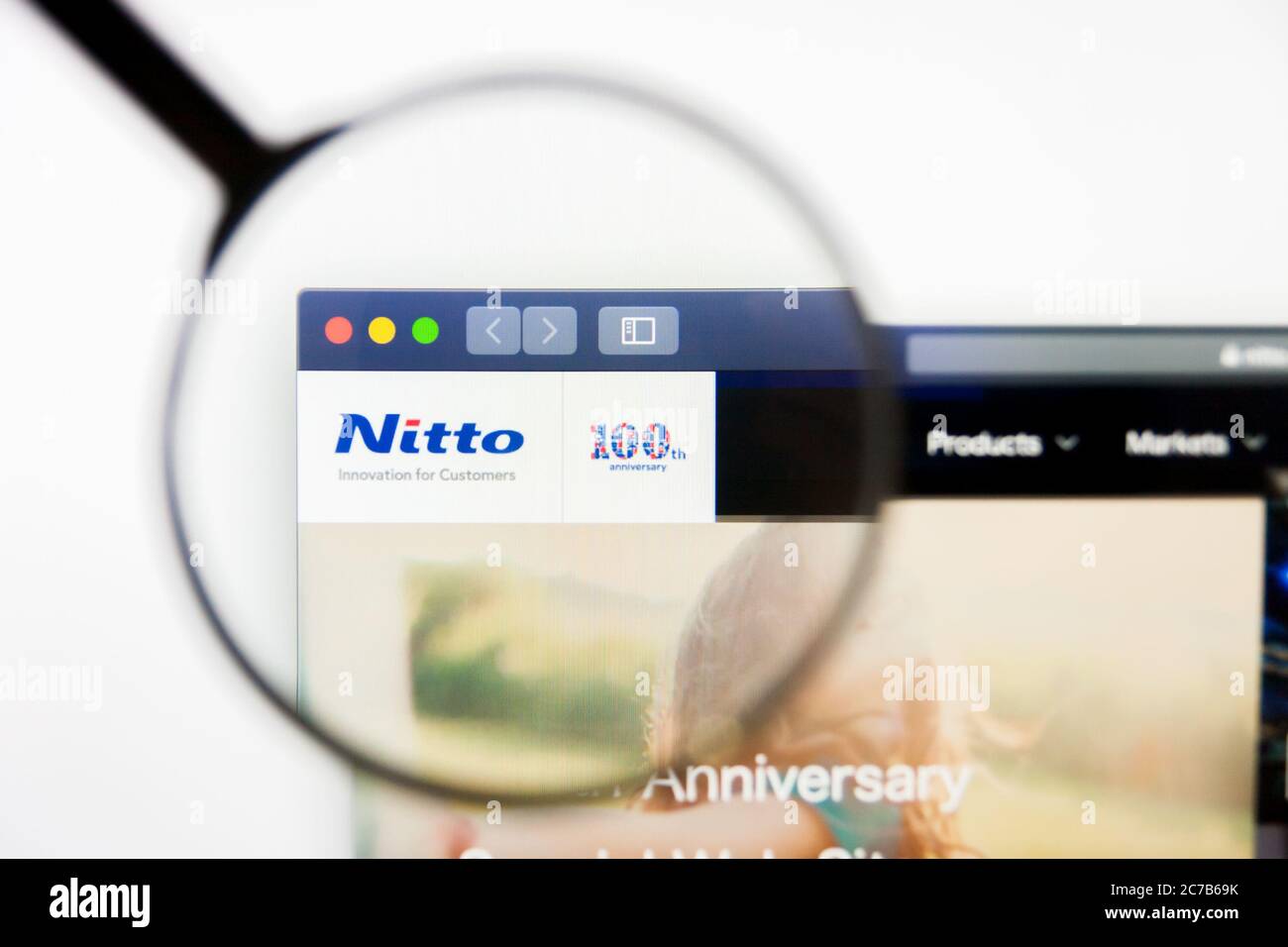 Los Angeles, Californie, Etats-Unis - 10 mars 2019 : Editorial illustratif, page d'accueil du site Web de Nitto Denko. Logo Nitto Denko visible sur l'écran Banque D'Images