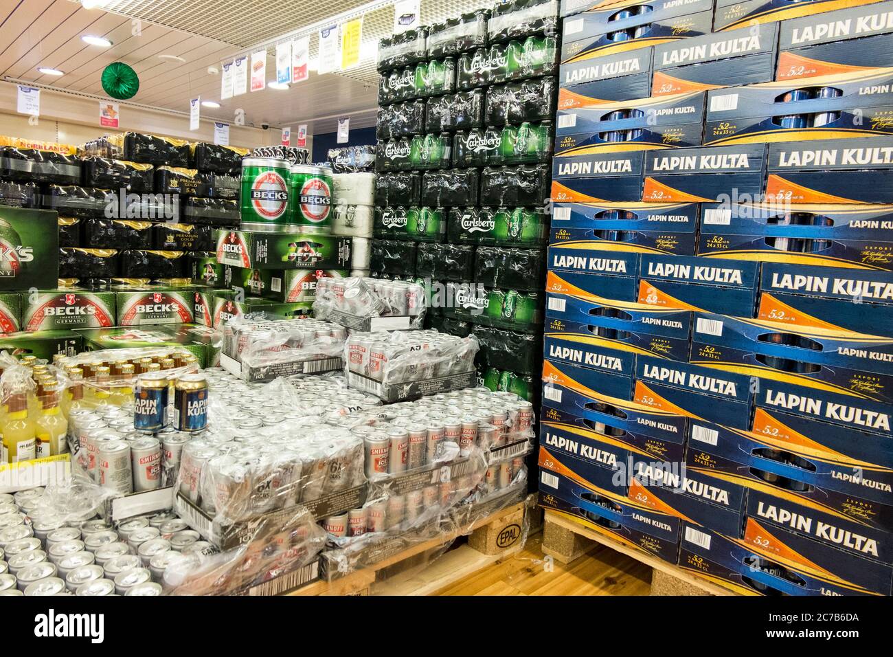 Une partie de la bière, sélection d'alcool à vendre. Dans la boutique hors taxes sur le ferry de Tallink de Riga, Lettonie à Stockholm, Suède. Banque D'Images