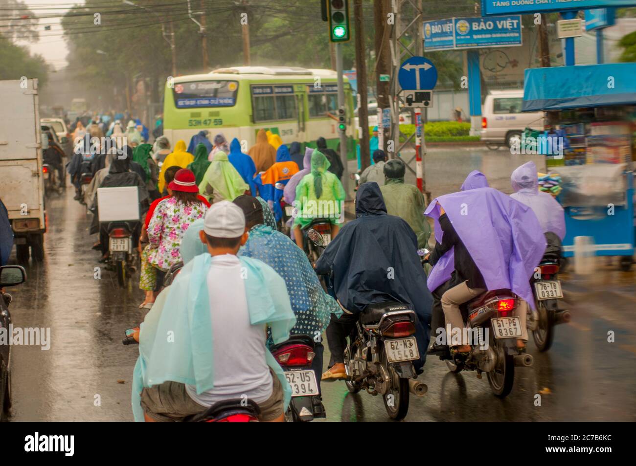 Scooters de pluie dans une rue de Saigon (Ho Chi Minh ville), Vietnam. Banque D'Images