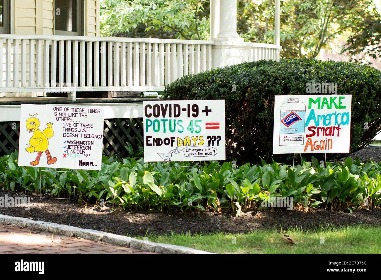 Des signes de protestation anti-Trump pendant la pandémie du coronavirus devant une maison sur Washington Street à Wellesley, Massachusetts, États-Unis. Banque D'Images