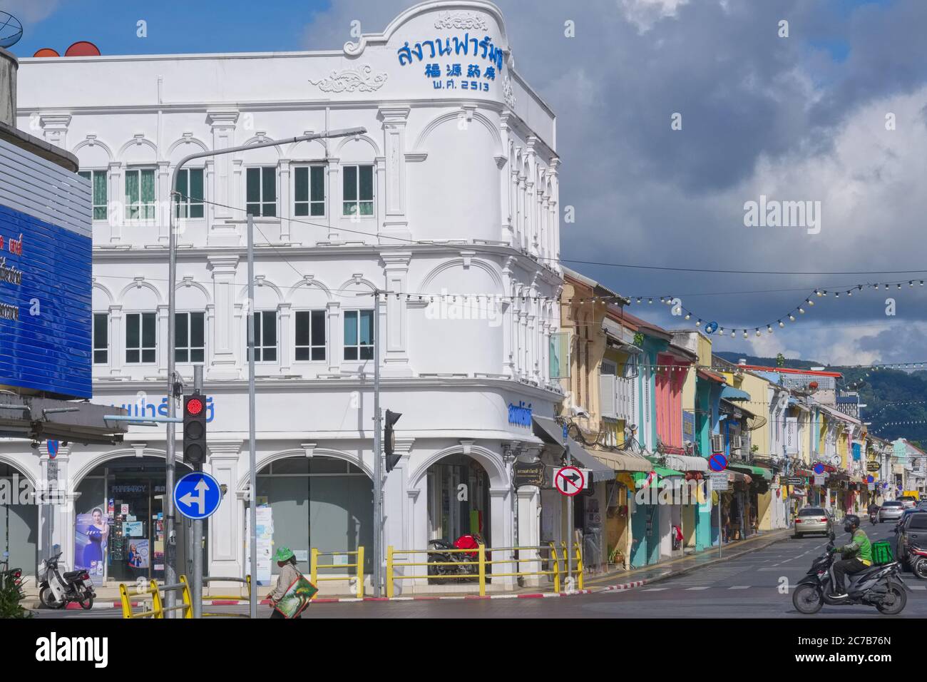 Un grand bâtiment blanc de style traditionnel à l'angle de Phuket Rd. / Thalang Rd. (R) dans la vieille ville (Chinatown) de Phuket Town, Phuket, Thaïlande Banque D'Images