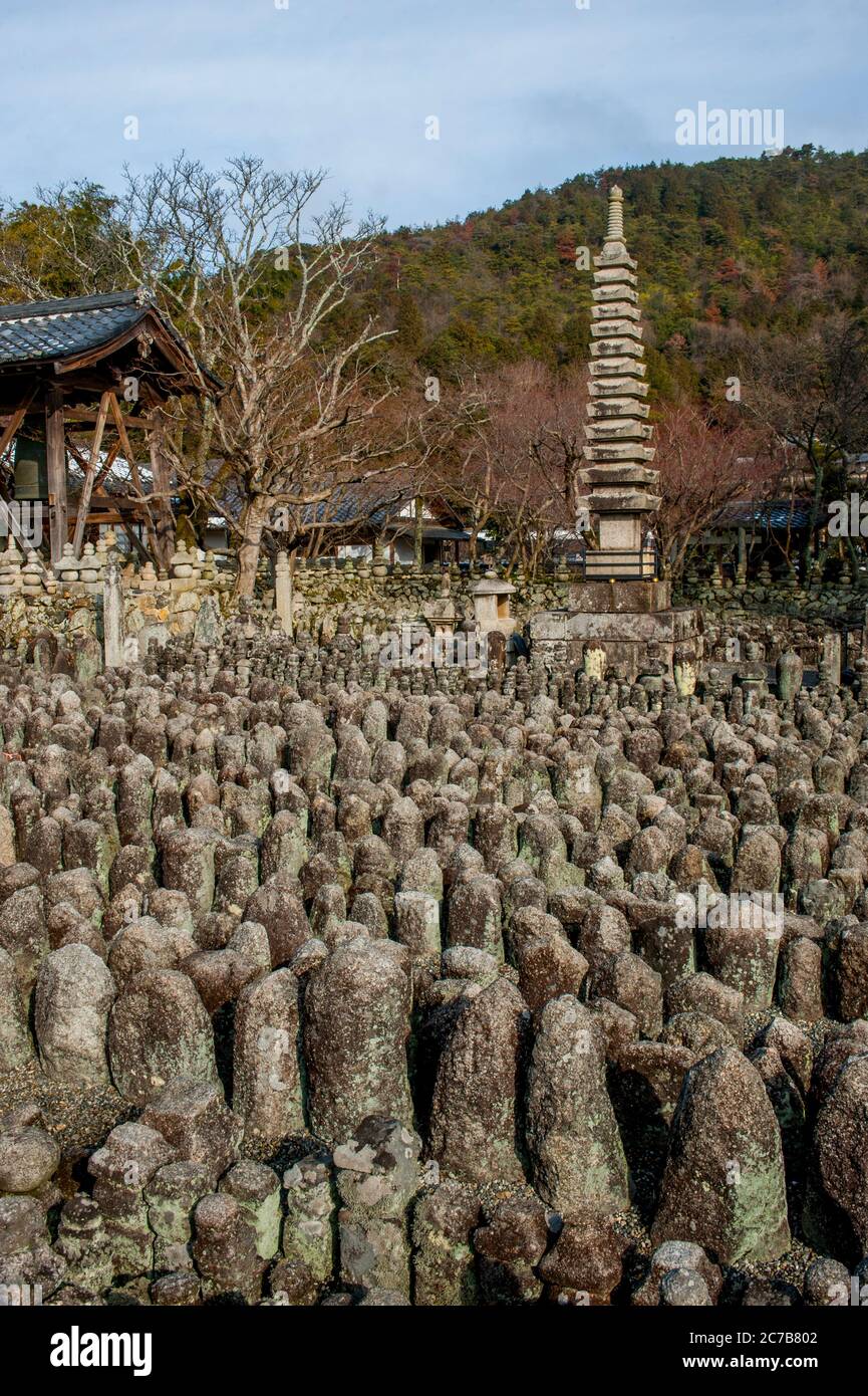 Des statues en pierre commémorent les âmes des morts au temple Adashino Nenbutsu-ji, un temple bouddhiste à Ukyo-ku, Kyoto, Japon. Banque D'Images