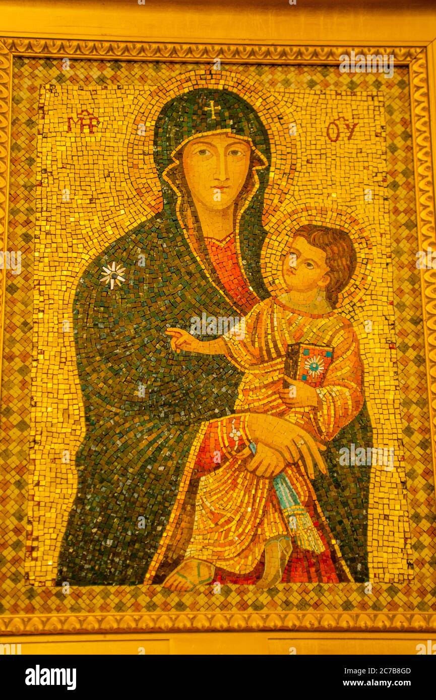 Un tableau religieux montrant la Vierge Marie avec l'enfant Jésus dans la cathédrale Etchmiadzin, qui est l'église mère du Churc apostolique arménien Banque D'Images