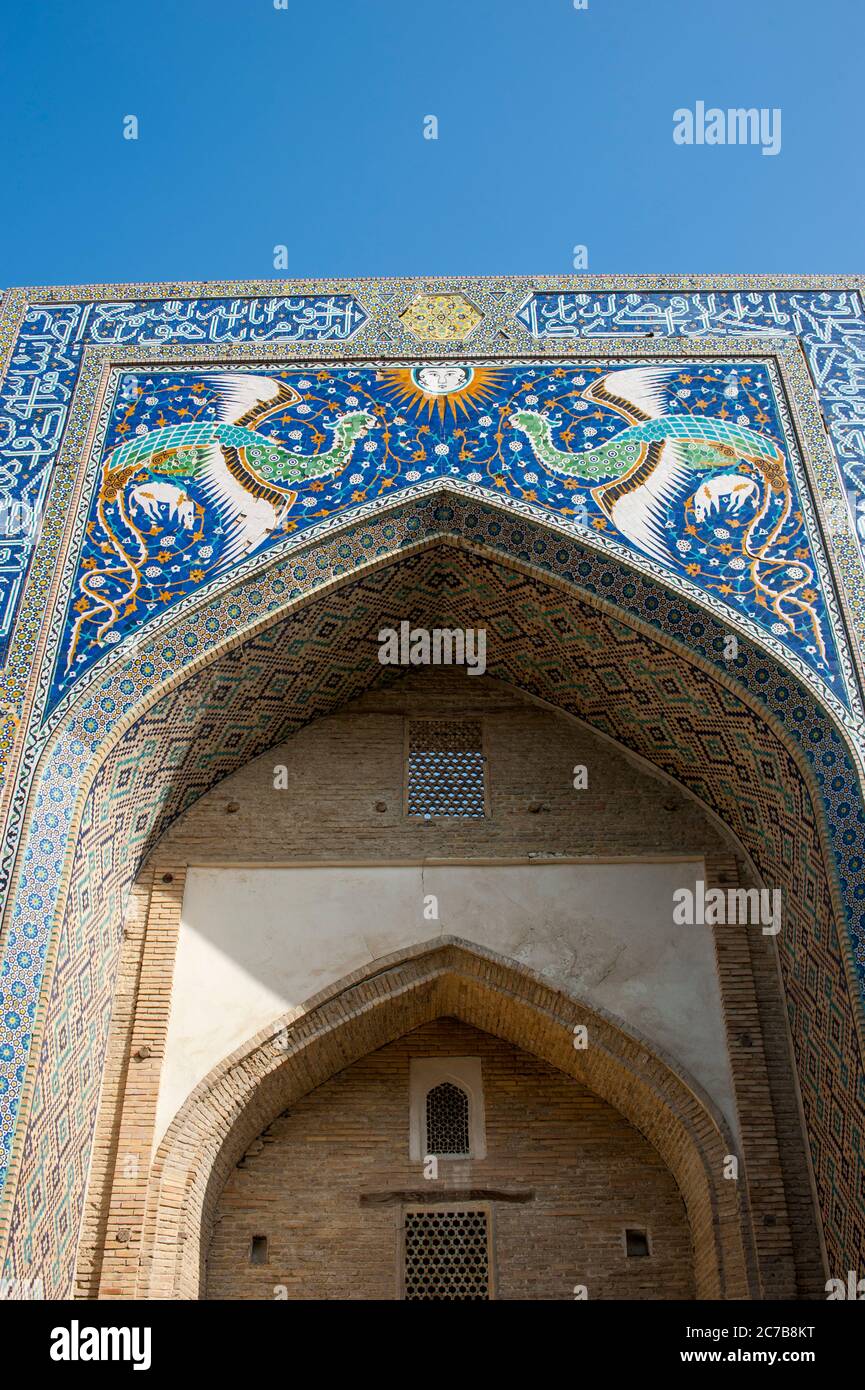 Détail du tillwork coloré au Nodir Devon Begi Madrasasi à Boukhara, Ouzbékistan. Banque D'Images