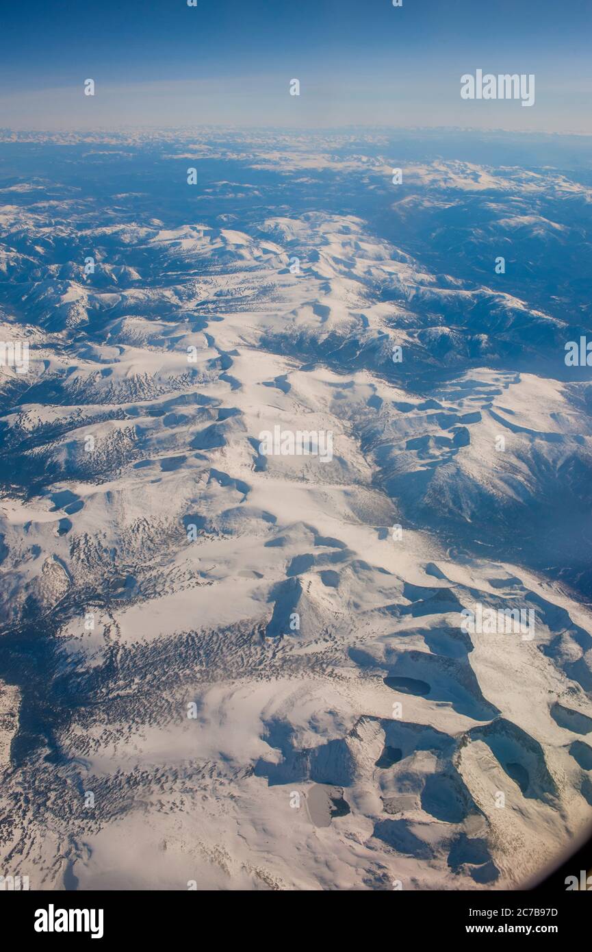 Vue sur les montagnes enneigées de l'Altaï (montagnes de l'Altay) près d'Ulgii dans l'ouest de la Mongolie. Banque D'Images