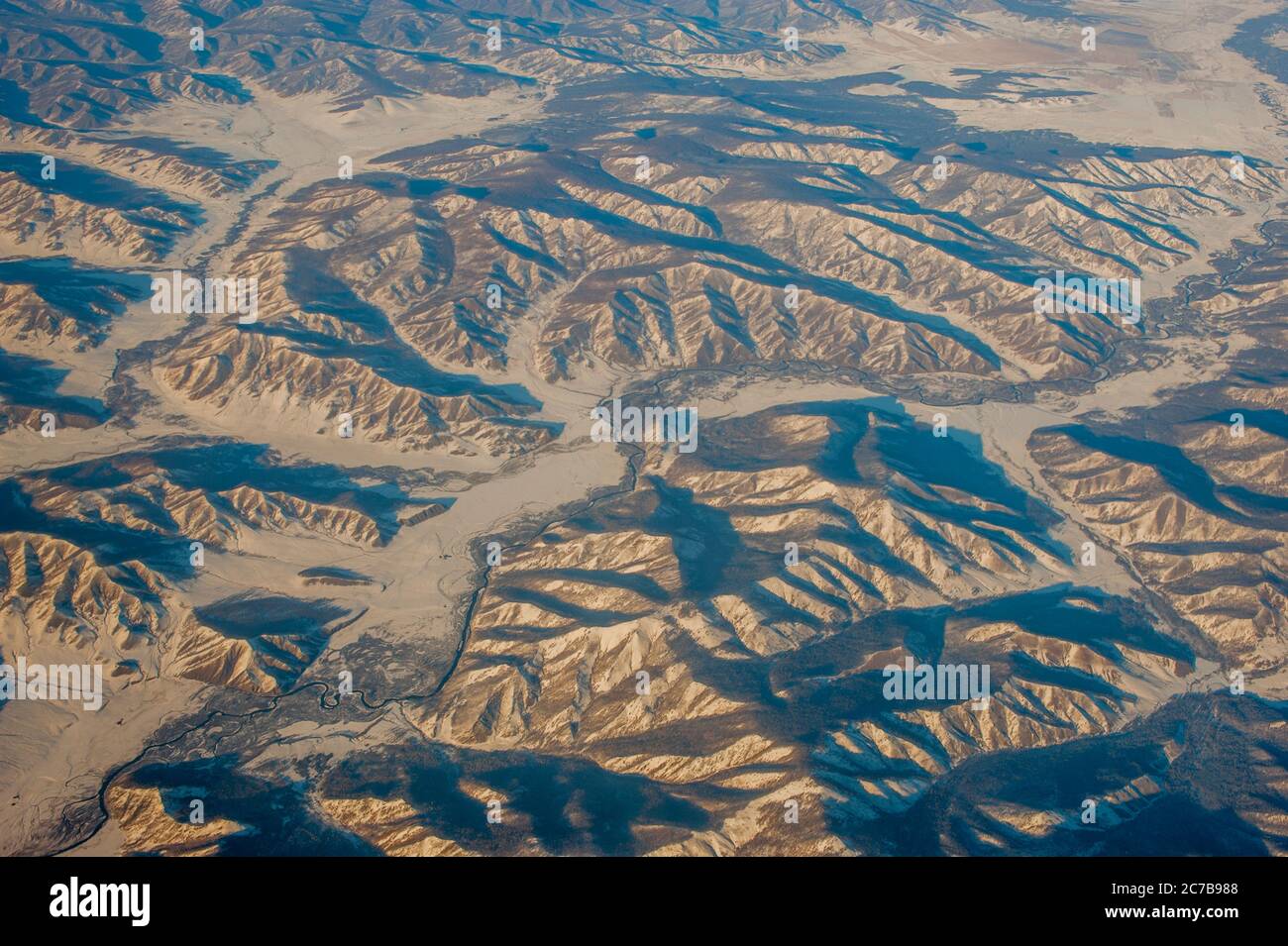 Vue sur les montagnes enneigées de l'Altaï (montagnes de l'Altay) près d'Ulgii dans l'ouest de la Mongolie. Banque D'Images