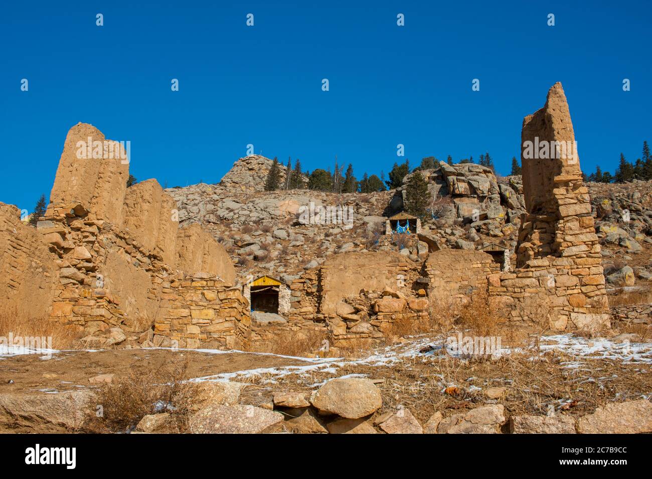 Petits sanctuaires sur une colline au monastère de Manjuri, ancien monastère bouddhiste établi en 1733 et détruit par les communistes mongol en 1937, Banque D'Images