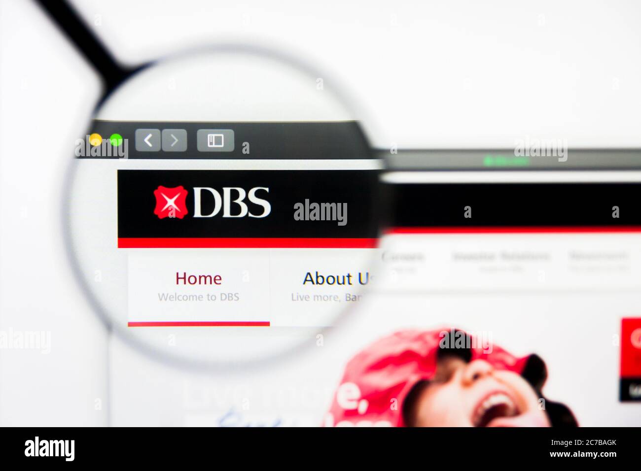Los Angeles, Californie, Etats-Unis - 5 avril 2019 : éditorial illustratif de la page d'accueil du site Web du Groupe DBS. Logo DBS Group visible sur l'écran. Banque D'Images