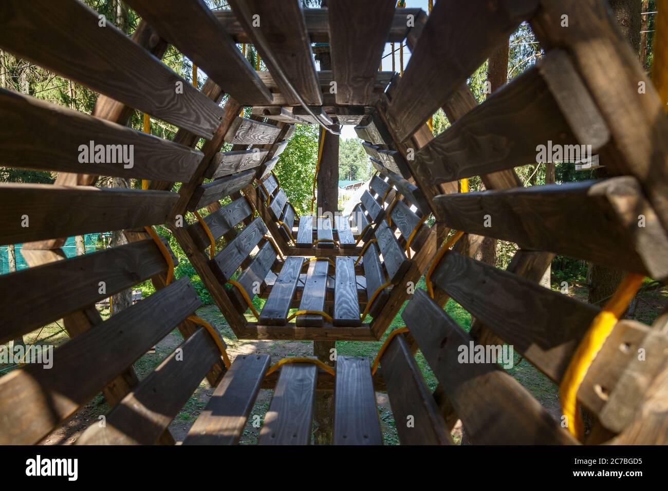 Photo d'un obstacle en bois dans un parc à cordes Banque D'Images