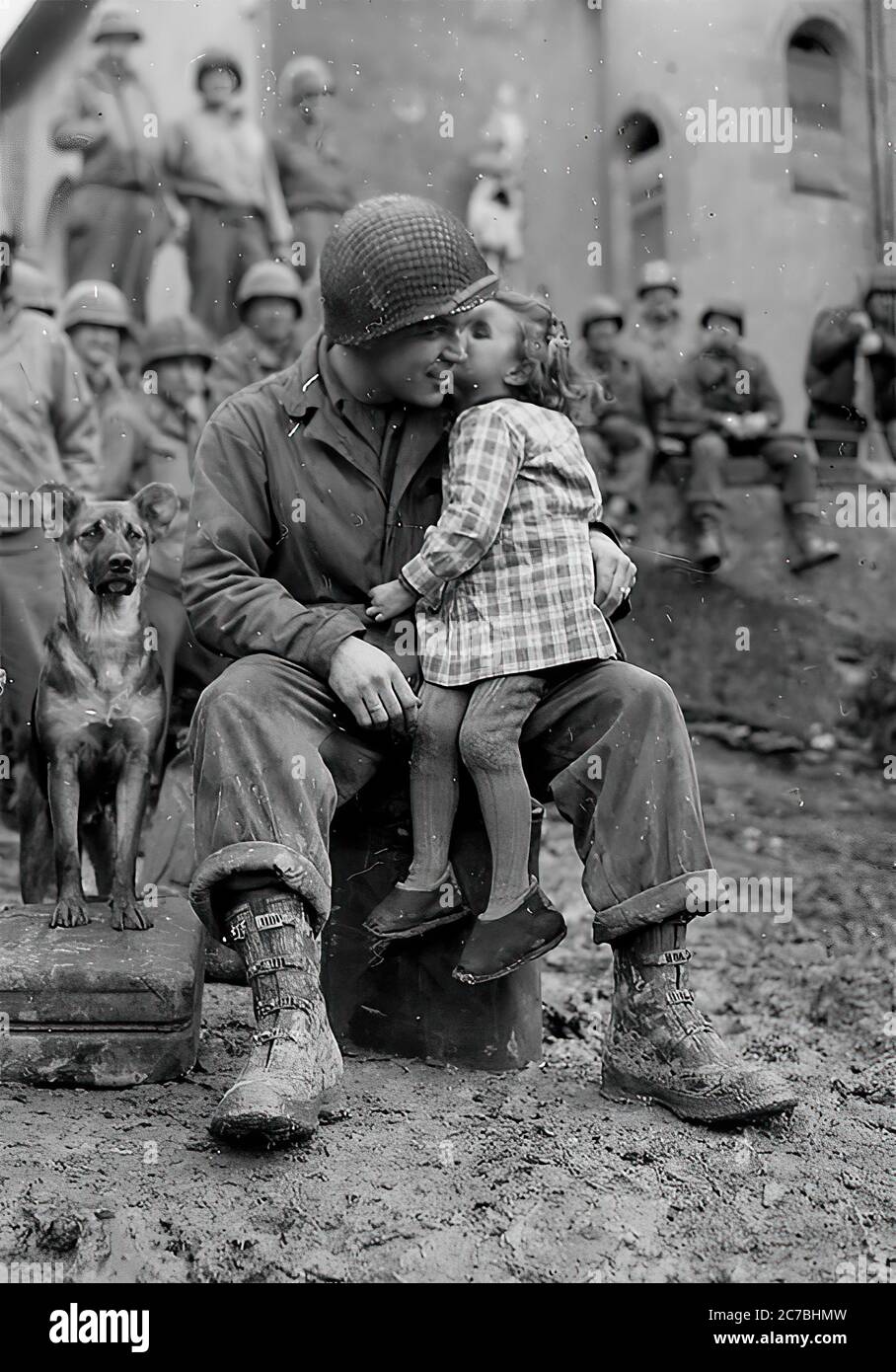 Une petite fille française donne un Kiss à un soldat américain le jour de la Valentineâ€ s, 1945 Banque D'Images