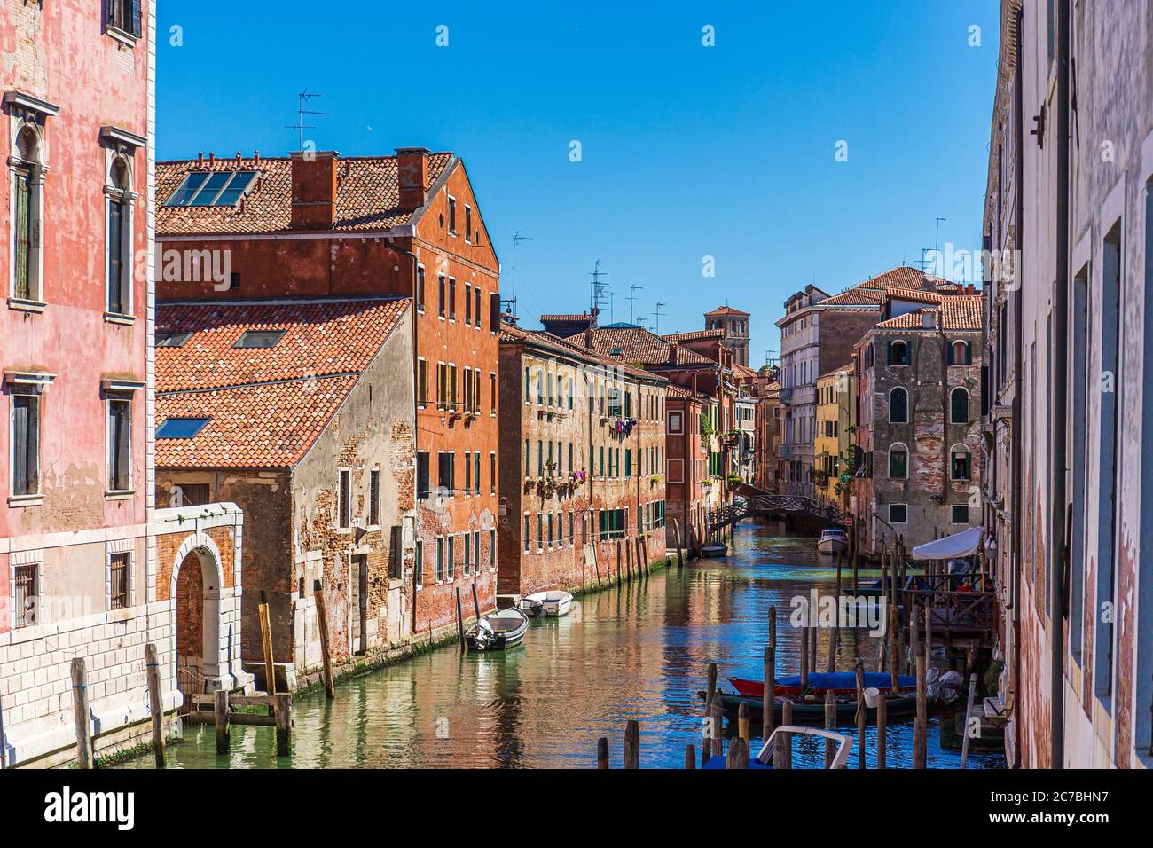 Venise, Burano island canal, petites maisons colorées et les bateaux Banque D'Images