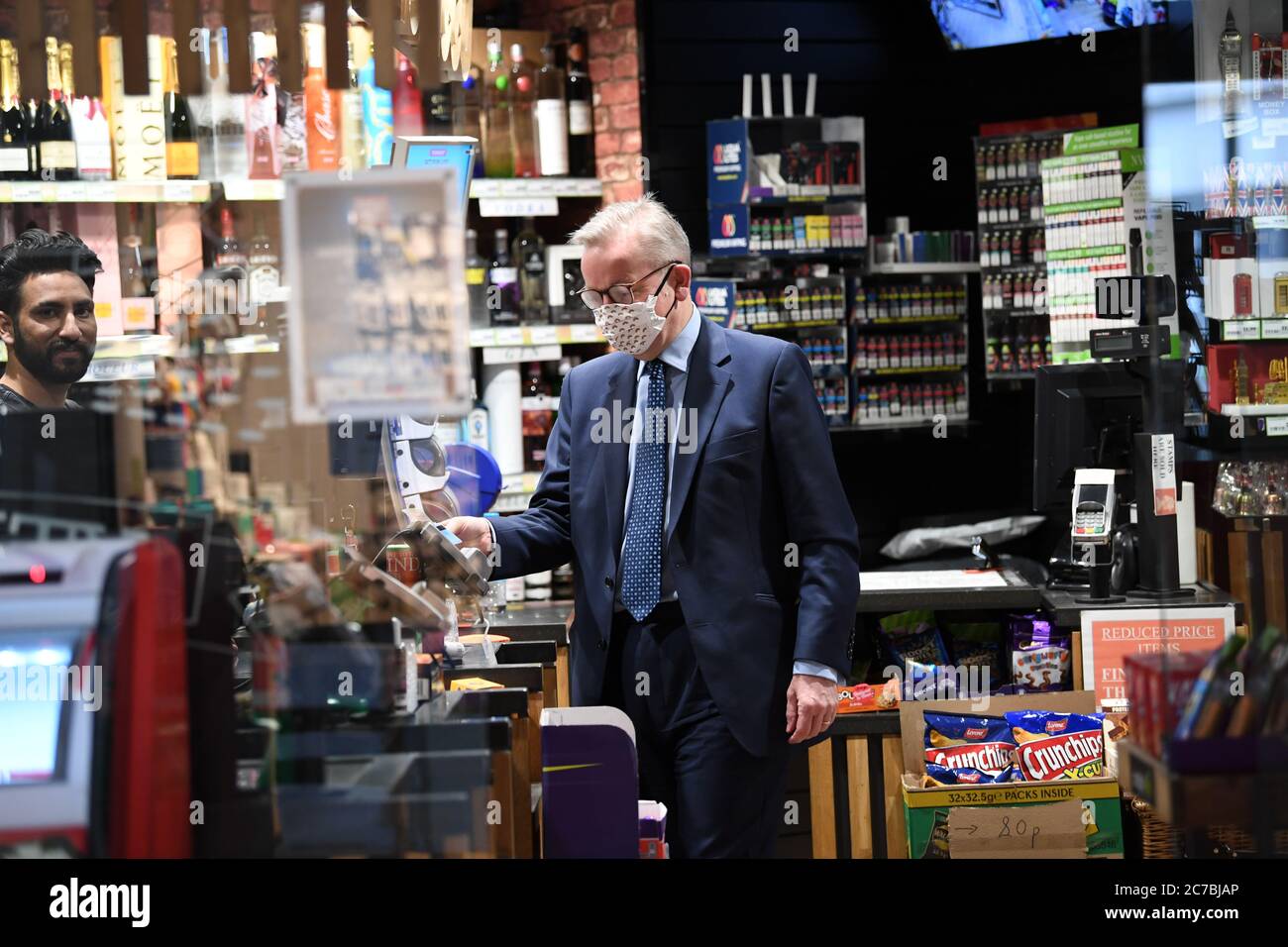Chancelier du duché de Lancaster Michael Gove faisant un achat dans un magasin près de St James's Park à Westminster, Londres. Le port de masques dans les magasins deviendra obligatoire à partir de juillet 24, et le secrétaire de la Santé Matt Hancock a nié toute confusion dans l'informatique concernant les nouvelles règles. Banque D'Images