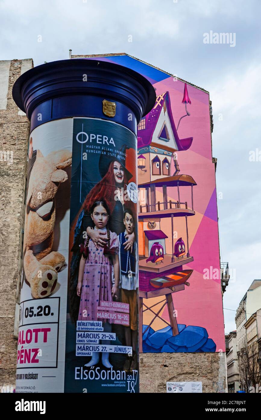 Point de publicité et une immense fresque sur le côté d'un immeuble, à l'angle de Arany János utca et Sas ucta, Lipótváros, Budapest, Hongrie Banque D'Images