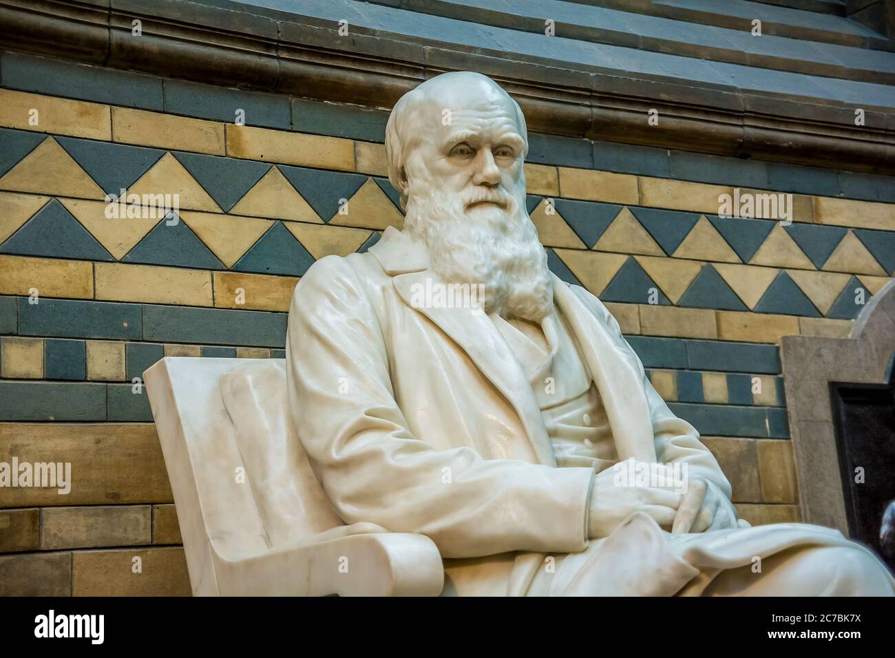 Londres, Royaume-Uni. Vers septembre 2017. Statue de Charles Darwin située au Musée d'Histoire naturelle de Londres Banque D'Images