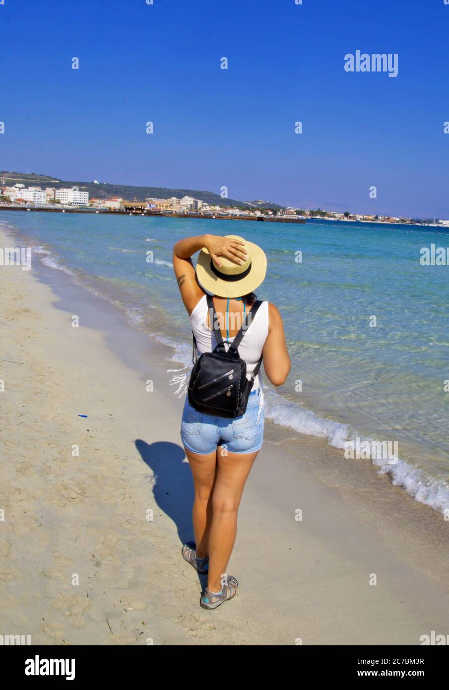 Belle jeune femme en chapeau sur la plage Banque D'Images