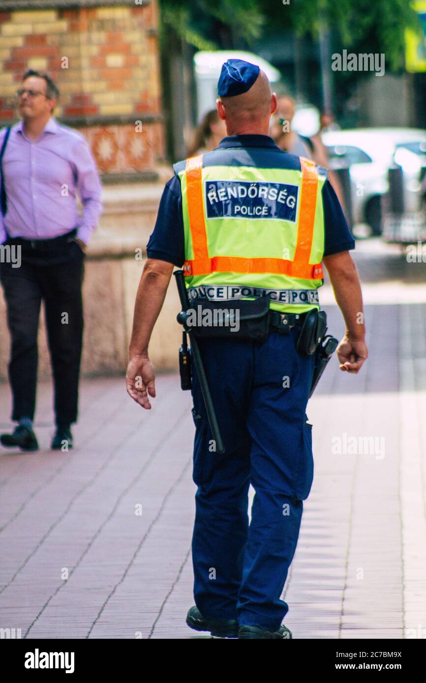 Budapest Hongrie 15 juillet 2020 vue d'un policier hongrois non identifié qui marche dans les rues de Budapest, la capitale et la ville la plus peuplée Banque D'Images