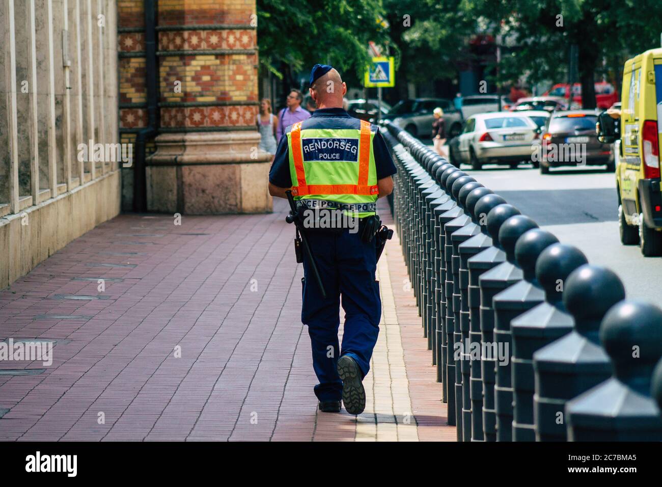 Budapest Hongrie 15 juillet 2020 vue d'un policier hongrois non identifié qui marche dans les rues de Budapest, la capitale et la ville la plus peuplée Banque D'Images