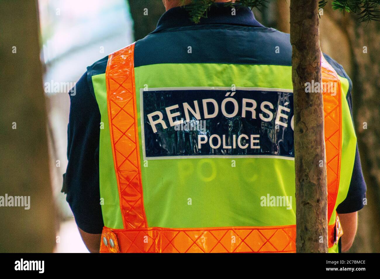 Budapest Hongrie 15 juillet 2020 vue d'un policier hongrois non identifié qui marche dans les rues de Budapest, la capitale et la ville la plus peuplée Banque D'Images