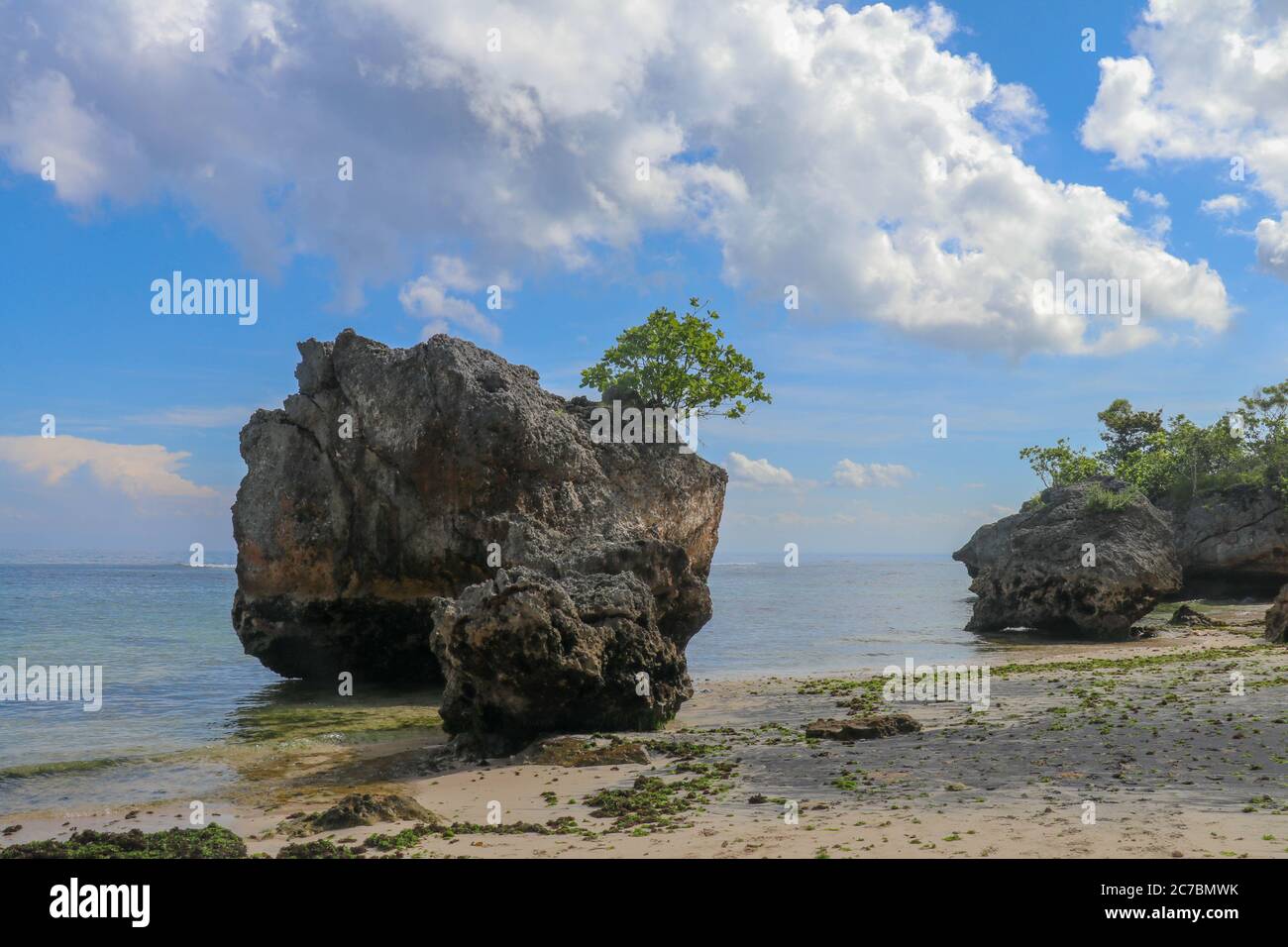 Impossible Beach à Bali Indonésie, nature vacances fond. Blocs géants et  formations rocheuses qui s'enorguent au-dessus de l'océan Indien Photo  Stock - Alamy
