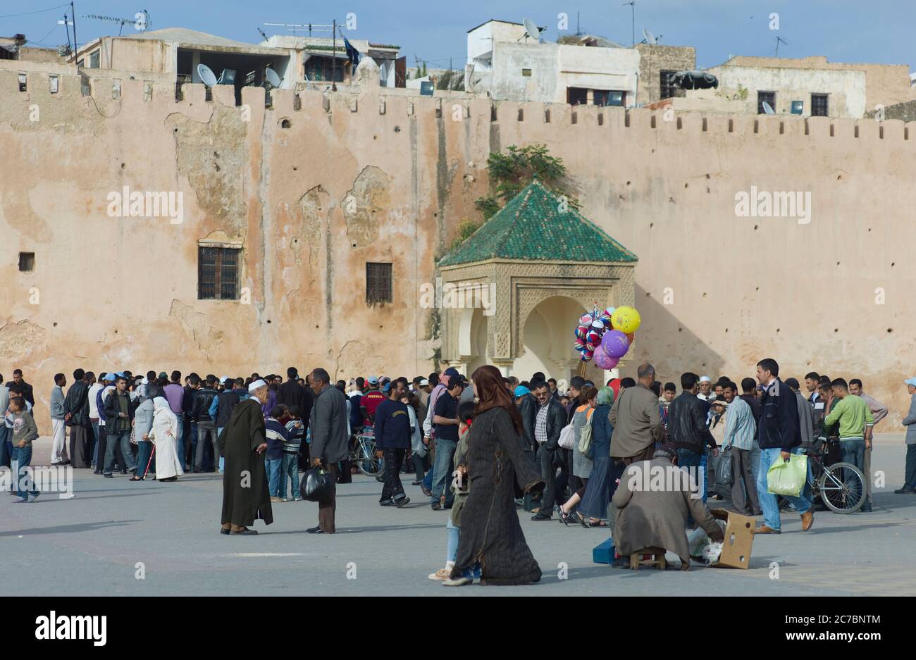 Le peuple marocain sur la place près du mur de la ville dans l'après-midi à Meknes, au Maroc Banque D'Images