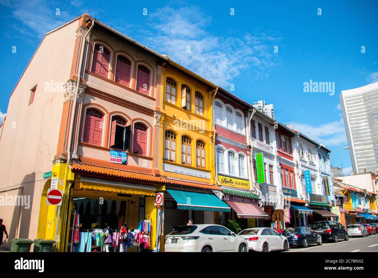 Les touristes à pied dans le célèbre rues colorées de la Mosquée Sultan (Masjid Sultan) zone, Kampong Glam,Singapour,asia,PRADEEP SUBRAMANIAN Banque D'Images